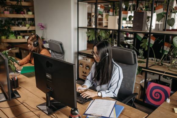 Frau im Callcenter 