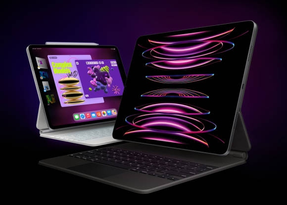 Das neue iPad Pro der sechsten Generation gibt es in den zwei Grössen 11 und 12,9 Zoll und in den beiden Farben Silber und Space Grey Zwei iPads mit angeschlossenen Tastaturen