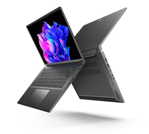 Zweimal das aufgeklappte Acer Swift X 14 aus verschiedenen Blickwinkeln
