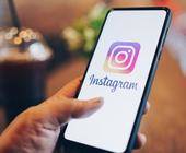 Person mit Smartphone mit Instagram-App