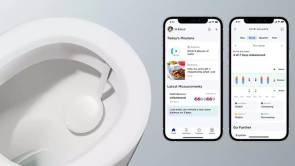 Kleines rundes weisses Gerät in einer Toilettenschüssel, daneben die zugehörige App auf einem Smartphone
