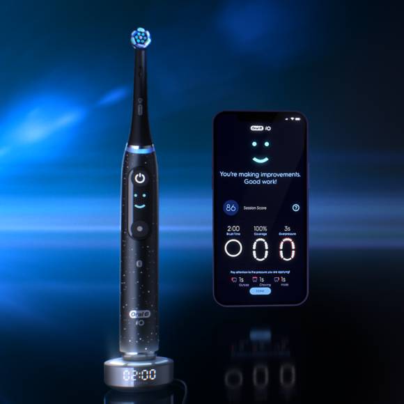 Zahnbürste iO Sense 10 und App auf einem Smartphone 