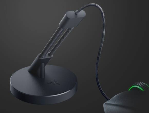 Bild 8: Eine Bungie schafft das Kabel aus dem Weg. Das ist auch praktisch für das Ladekabel der Funkmaus Eine Bungie (Kabelhalterung)