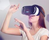 Eine Frau mit Virtual-Reality-Brille tippt auf Bedienelemente, die nur sie sieht
