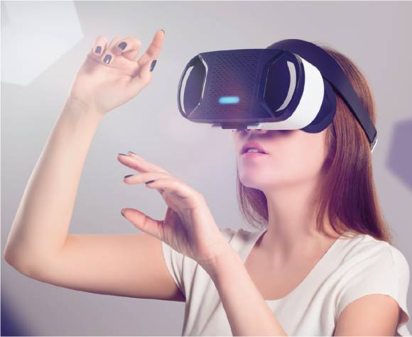 Eine Frau mit Virtual-Reality-Brille tippt auf Bedienelemente, die nur sie sieht 