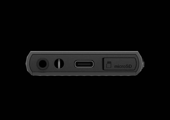 Anschlüsse (Strom, USB C) und der Deckel des MicroSD-Steckplatzes