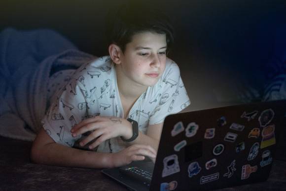 Jugendlicher vor seinem Laptop 