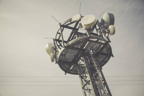 Symbolbild zeigt einen Mast mit mehreren Antennen 