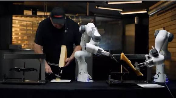 Schnappschuss aus dem Video zeigt den Raclette-Roboter 