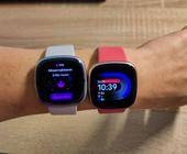 Zwei Smartwatches: eine Sense 2 (links) und Versa 4