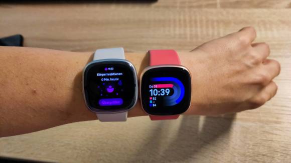 Zwei Smartwatches: eine Sense 2 (links) und Versa 4 