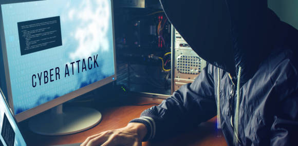 Hacker vor einem PC 