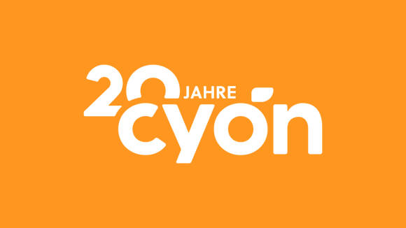 Ein orangefarbenes 20-Jahre-Cyon-Banner 