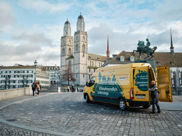 Ein E-Lieferwagen der Post in Zürich 