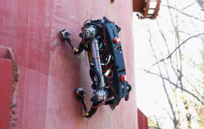 Vierbeiniger Roboter-Prototyp mit Magneten an den Füssen, klettert an der Aussenwand eines Öltanks hoch. 