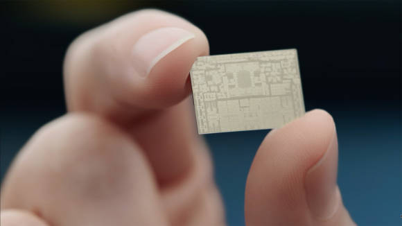 Ein kleiner M2 Pro Chip wird zwischen Daumen und Zeigefinger gehalten