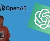 Videostandbild zeigt Redaktor Daniel Bader und das Logo von OpenAI