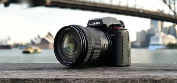 Die Panasonic Lumix S5 ii vor dem Opernhaus in Sidney 