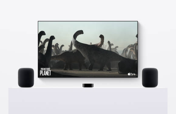 Ein eindrücklicher Sound für die leisen Filme – aber ein Subwoofer wird bei Action-Streifen vermisst Ein Fernseher mit Apple TV, der von zwei HomePods flankiert wird