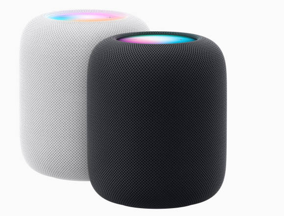 Ein weisser und ein schwarzer HomePod nebeneinander