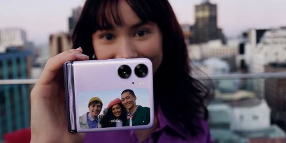 Beim Fotografieren mit dem N2 Flip sieht die fotografierte Person die Vorschau auf dem Aussendisplay