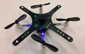 Eine kleine Drohne mit vier Rotorblättern 