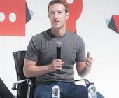 Foto von Mark Zuckerberg, der ein Mikrofon in der Hand hält