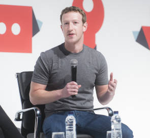 Foto von Mark Zuckerberg, der ein Mikrofon in der Hand hält 