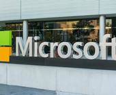 Symbolbild zeigt Microsoft-Logo an einem Gebäude