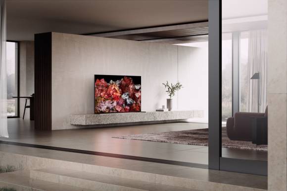 Ein Smart-TV X95L in einem grossen modernen Wohnzimmer