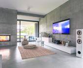 Ein modernes Wohnzimmer mit Smart-TV und Lautsprechern