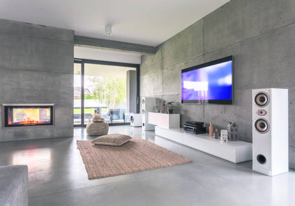 Ein modernes Wohnzimmer mit Smart-TV und Lautsprechern 