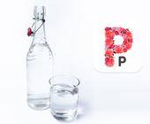 Glasflasche und Trinkglas mit klarem Wasser, im Vordergrund das Programmsymbol von Pure Paste