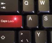 Tastaturausschnitt mit rot markierter Caps Lock Taste