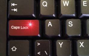 Tastaturausschnitt mit rot markierter Caps Lock Taste 