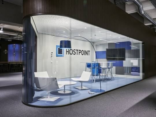 Symbolbild zeigt eine gläserne Besprechungskabine mit dem Hostpoint-Logo 