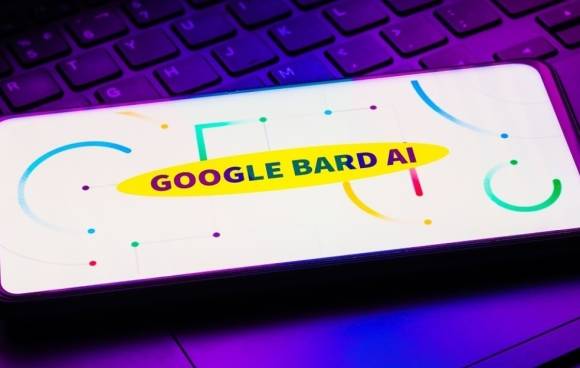 Symbolbild zeigt bunten Schriftzug "Google Bard" auf einem Smartphone 