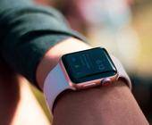 Person mit Smartwatch am Handgelenk