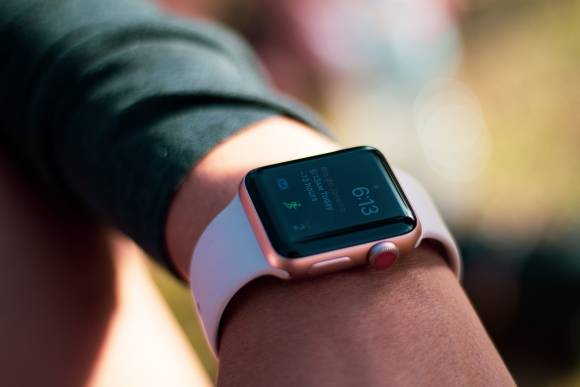 Person mit Smartwatch am Handgelenk 