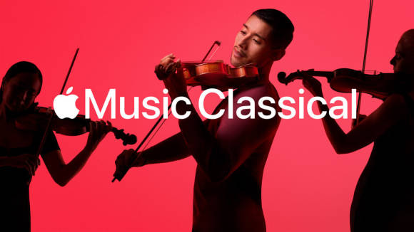 Drei Personen spielen Geige vor rotem Hintergrund, darüber das Apple-Logo und der Text "Music Classical" 