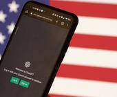 ChatGPT auf einem Smartphone vor einer US-Flagge