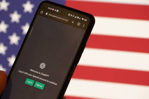 ChatGPT auf einem Smartphone vor einer US-Flagge 