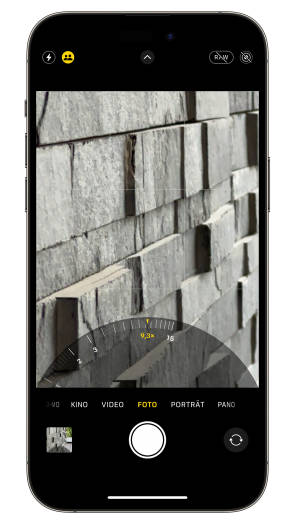 Gezoomte Steinmauer auf einem Smartphone