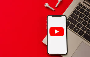 YouTube-Abspielbutton auf einem Smartphone 