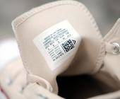 Ein QR-Code im Inneren eines Schuhs