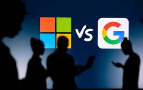 Symbolbild zeigt Silhouetten einiger Personen, vor einem Microsoft- und einem Google-Logo 