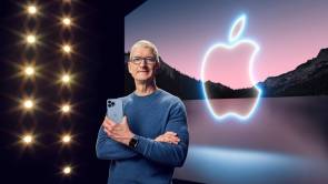 Tim Cook vor einer Leinwand, die das Apple-Logo zeigt 