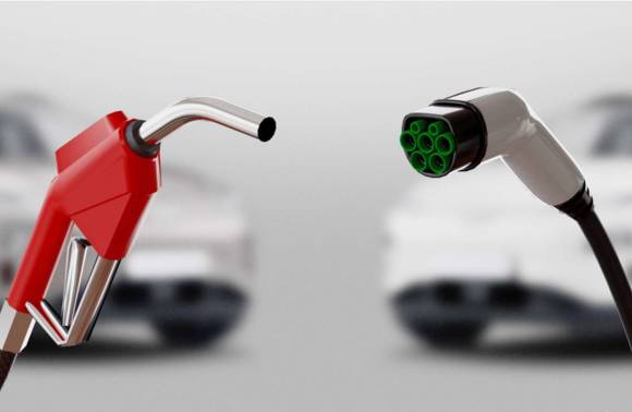 Ein Benzin-Zapfhahn und ein Ladestecker