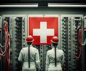 Zwei Personen in einem Serverraum. An der Wand eine Schweizer Flagge