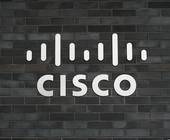 Weisses Cisco-Logo an einer dunkelgrauen Backsteinwand